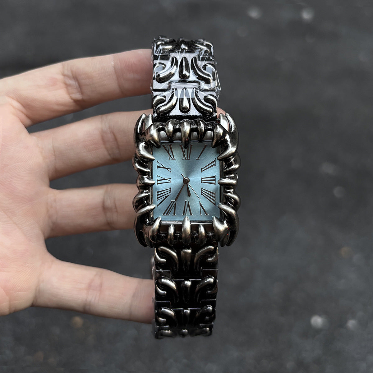 Claw Design Retro Quartz Watch