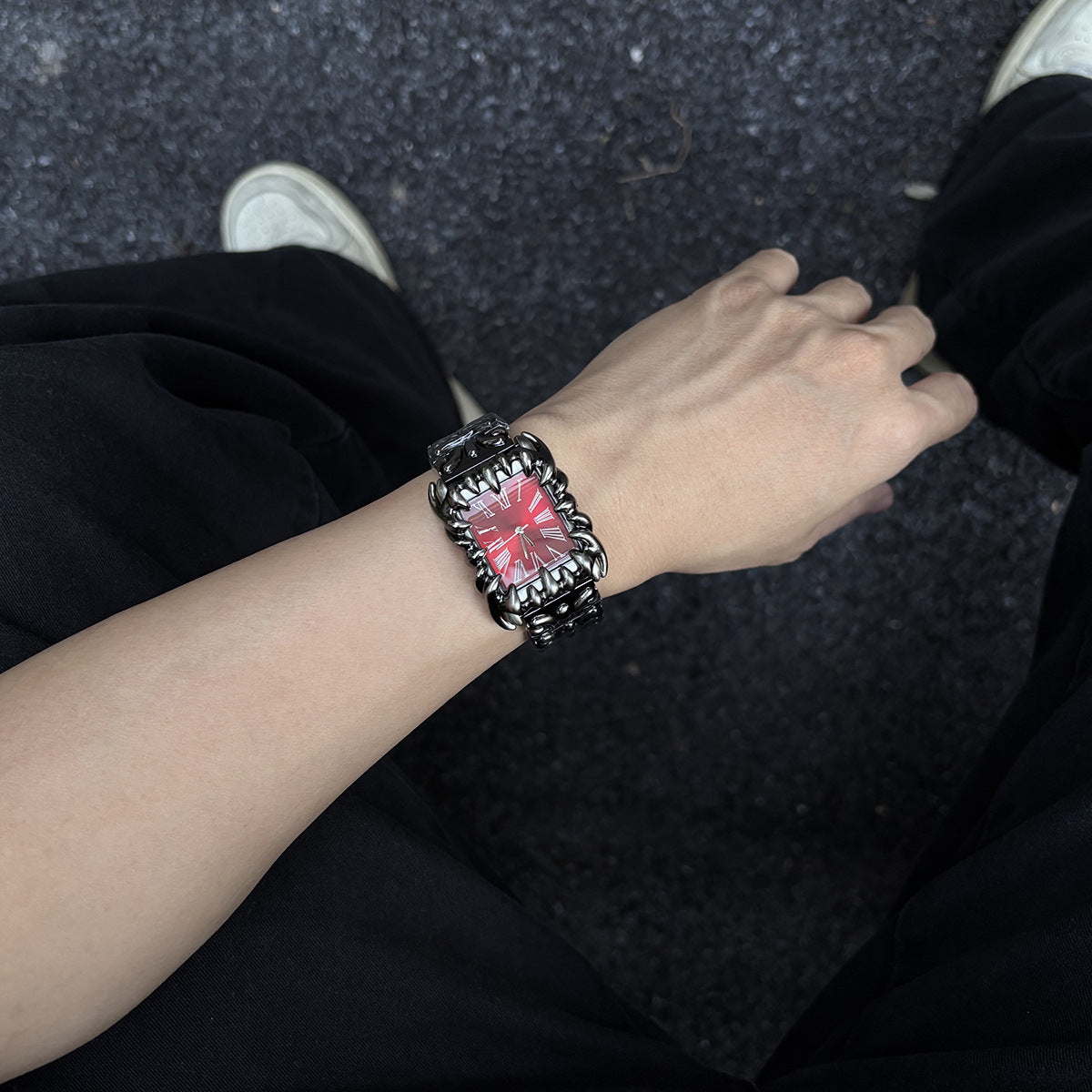 Claw Design Retro Quartz Watch