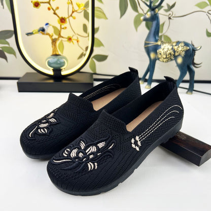 Embroidered Chinese style flat cloth shoes