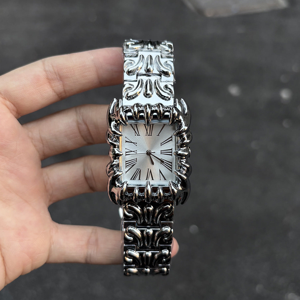Claw Design Retro Quartz Watch