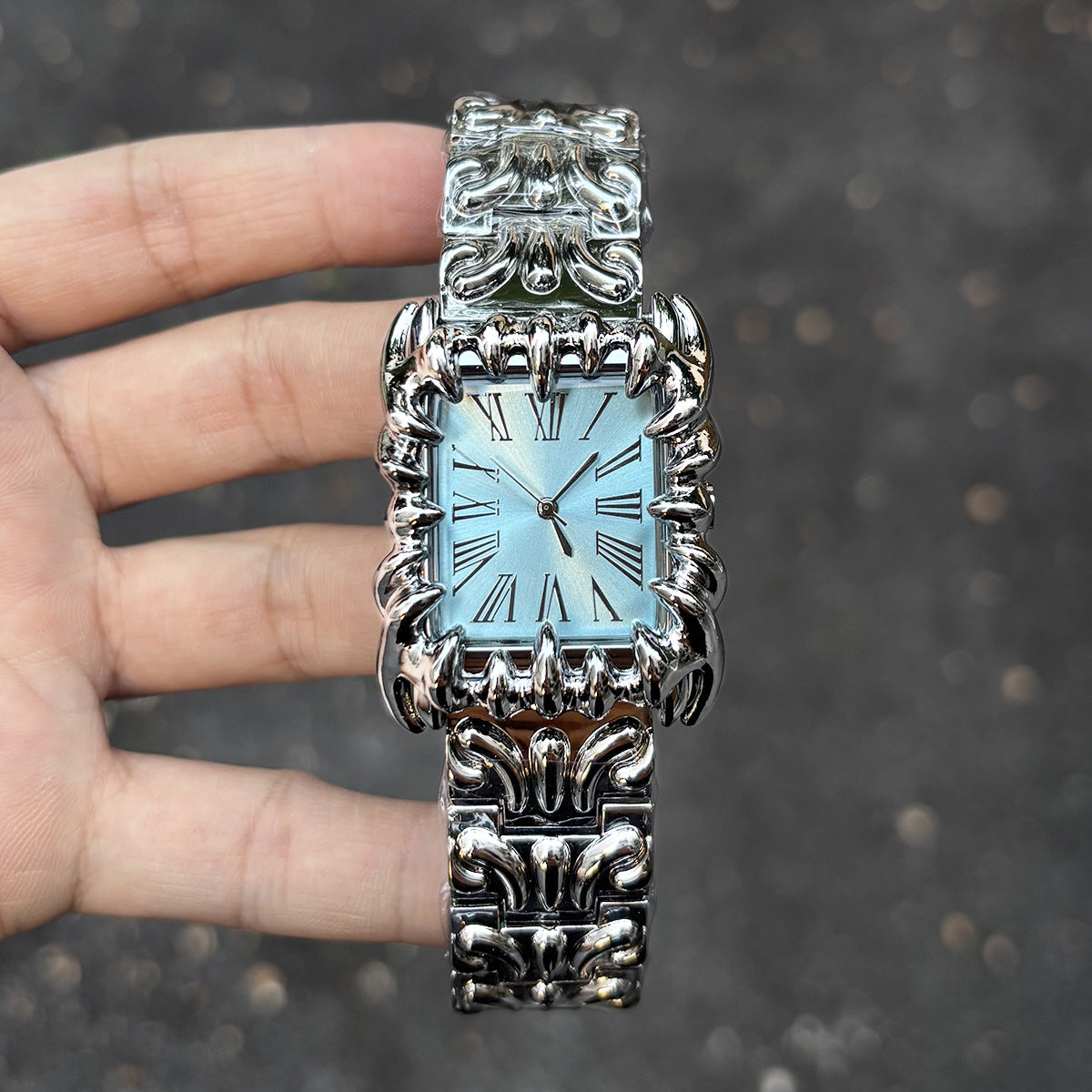 Claw Design Retro Quartz Watch