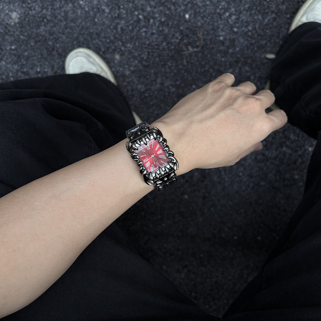 Claw Design Retro Quartz Watch