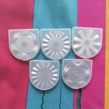 Wavy cutting knife fabric blade