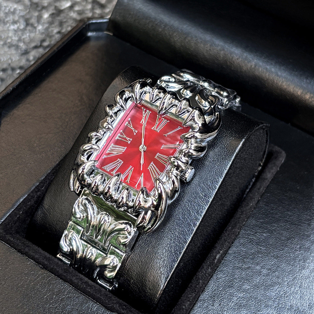 Claw Design Retro Quartz Watch