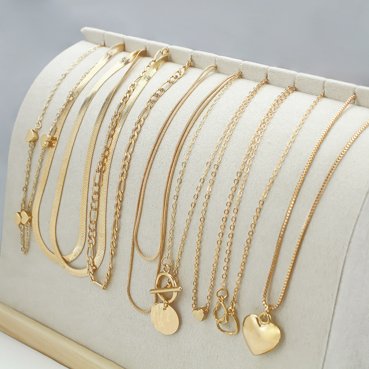 Elegant Animal Motif Gold Necklace Set
