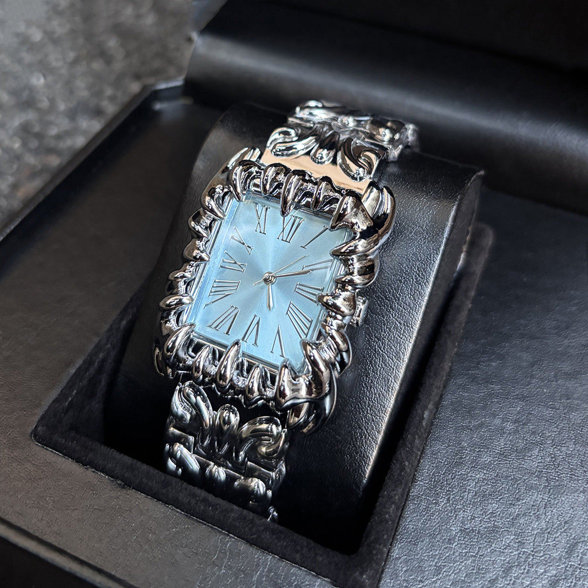 Claw Design Retro Quartz Watch