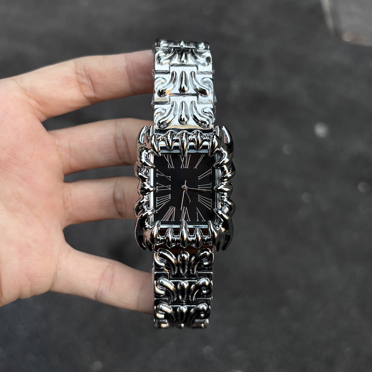 Claw Design Retro Quartz Watch