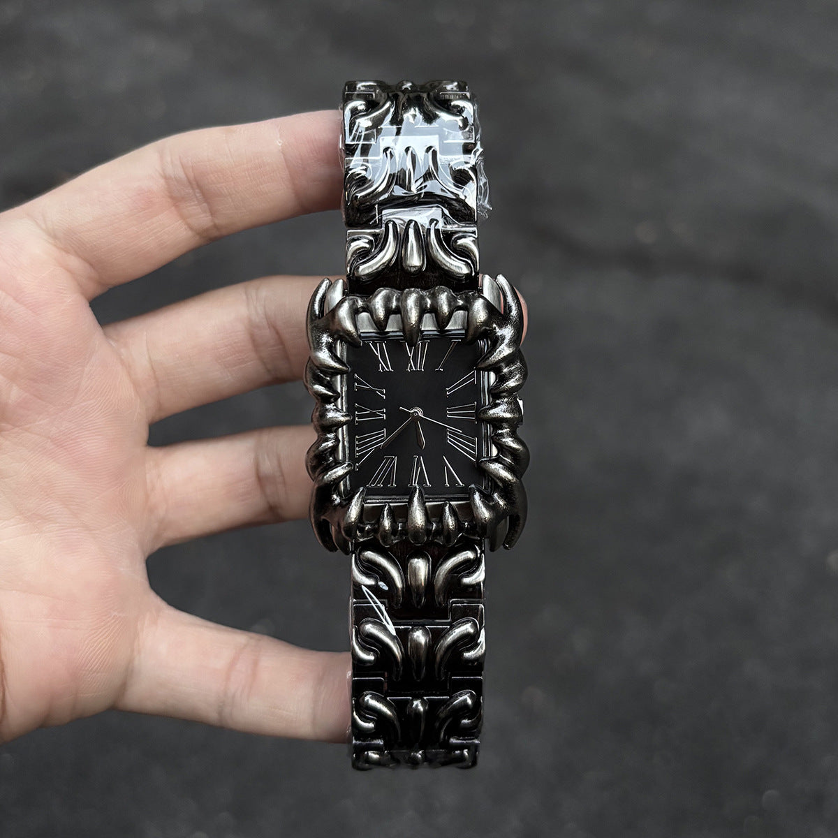 Claw Design Retro Quartz Watch