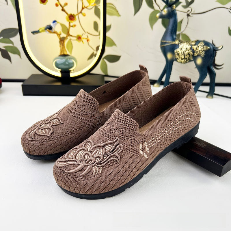 Embroidered Chinese style flat cloth shoes